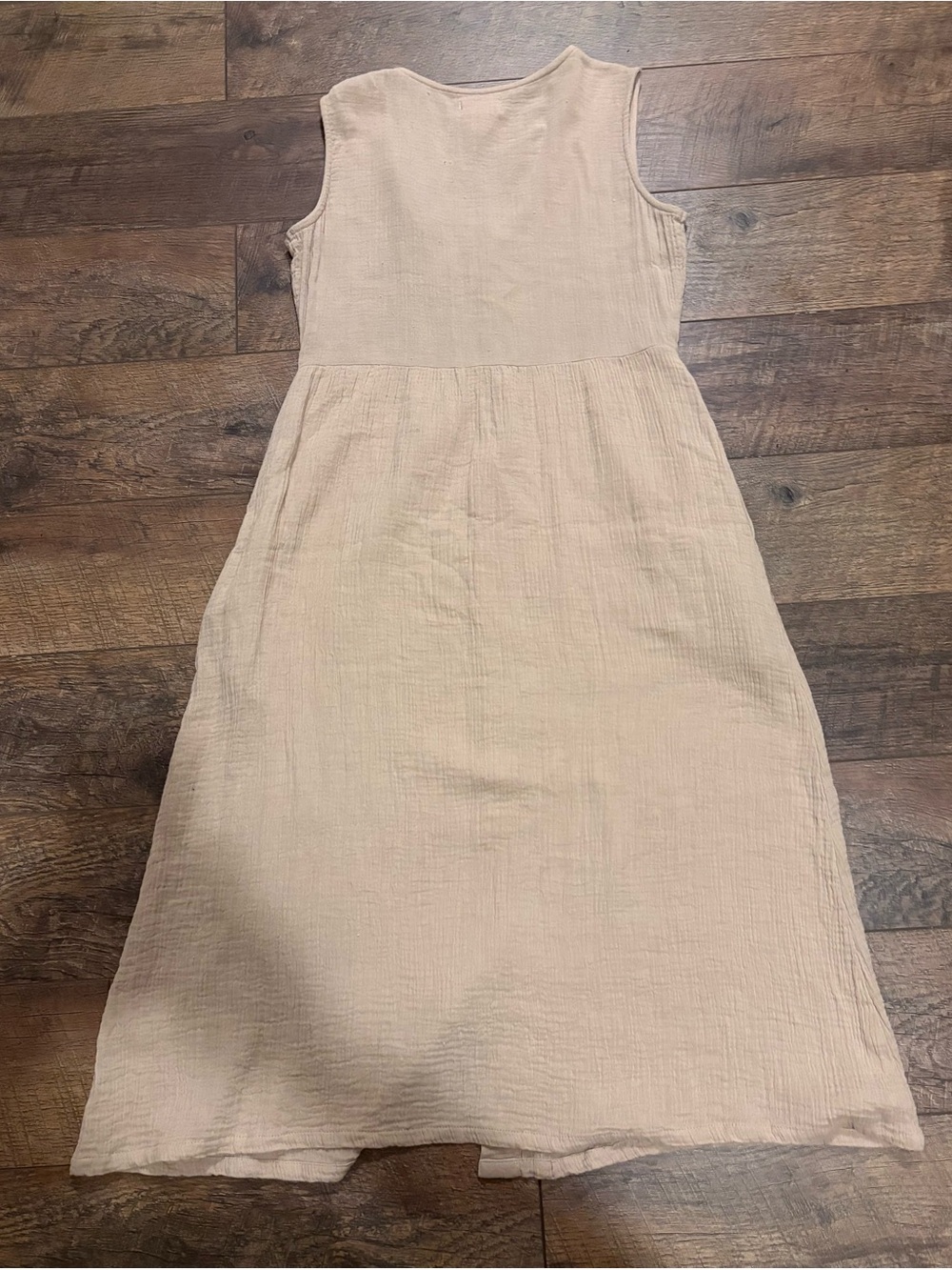 Jessica Simpson Sleeveless Button-Front Midi Dress in Beige - Picture 2 of 3